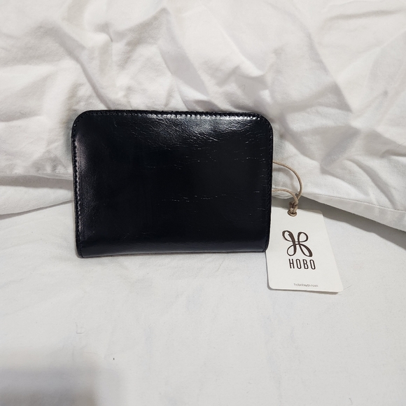 HOBO Handbags - NWT Hobo Catch Leather Wallet